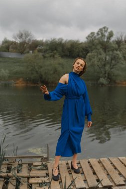 Şık kıyafetler içinde güzel ve şirin bir kızın moda portresi.