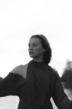 Şık kıyafetler içinde güzel ve şirin bir kızın moda portresi.