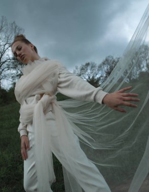 Şık kıyafetler içinde güzel ve şirin bir kızın moda portresi.