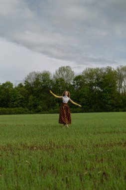 Şık kıyafetler içinde güzel ve şirin bir kızın moda portresi.