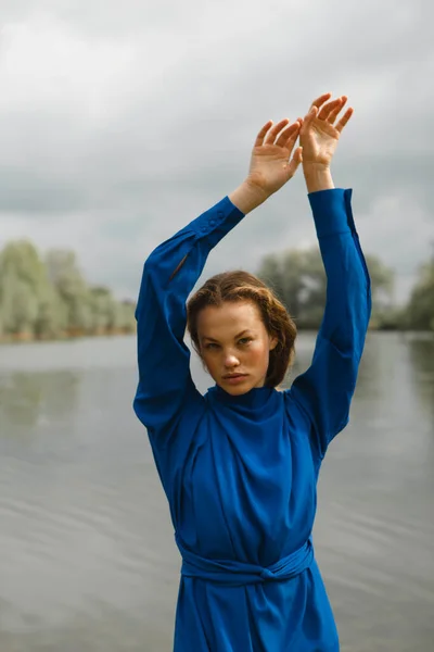 Portrait Mode Une Belle Mignonne Fille Dans Nature Vêtements Élégants — Photo