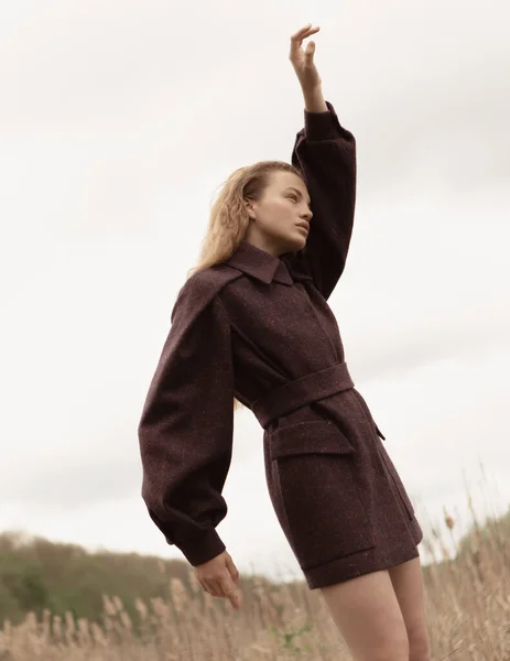 Portrait Mode Une Belle Mignonne Fille Dans Nature Vêtements Élégants — Photo