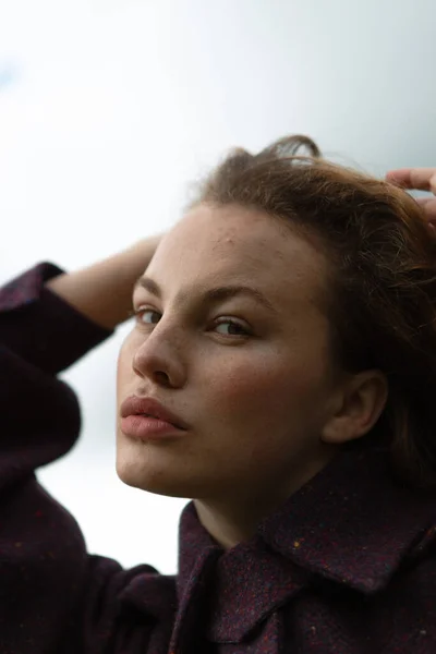 Portrait Mode Une Belle Mignonne Fille Dans Nature Vêtements Élégants — Photo