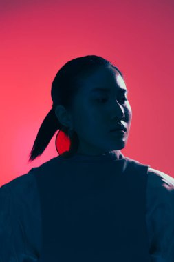 Stüdyoda Asyalı bir kızın moda portresi. 