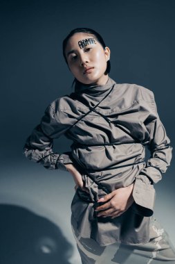 Stüdyoda Asyalı bir kızın moda portresi. 