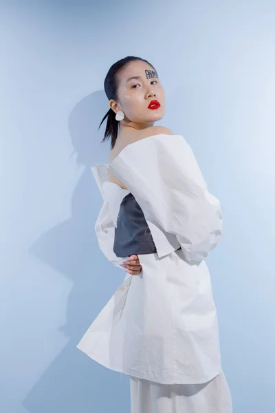 Портрет Дівчини Азійською Появою Студії — стокове фото