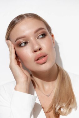 Makyajlı ve doğal ciltli güzel bir kızın duygusal portreleri.