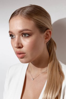 Makyajlı ve doğal ciltli güzel bir kızın duygusal portreleri.