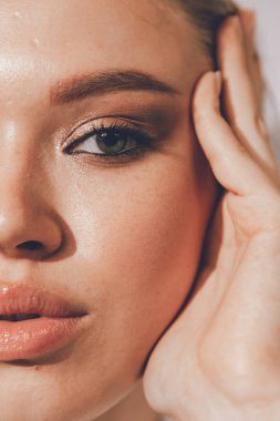Makyajlı ve doğal ciltli güzel bir kızın duygusal portreleri.