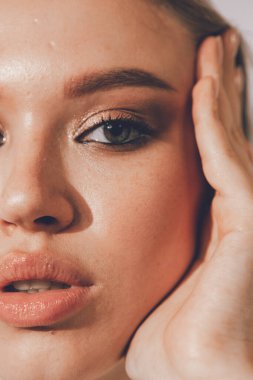 Makyajlı ve doğal ciltli güzel bir kızın duygusal portreleri.