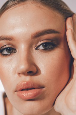Makyajlı ve doğal ciltli güzel bir kızın duygusal portreleri.