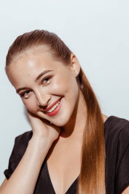 Makyajlı güzel bir kızın duygusal güzel portresi.