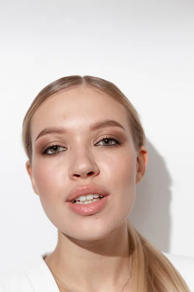 Retratos Emocionales Una Hermosa Chica Con Maquillaje Piel Natural — Foto de Stock