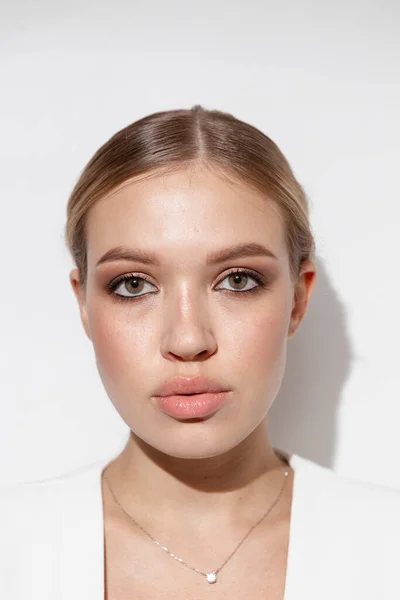 Retratos Emocionales Una Hermosa Chica Con Maquillaje Piel Natural —  Fotos de Stock