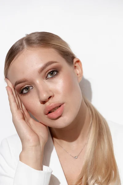 Känslomässiga Porträtt Vacker Flicka Med Makeup Och Naturlig Hud — Stockfoto