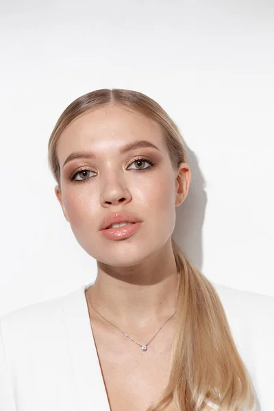 Känslomässiga Porträtt Vacker Flicka Med Makeup Och Naturlig Hud — Stockfoto