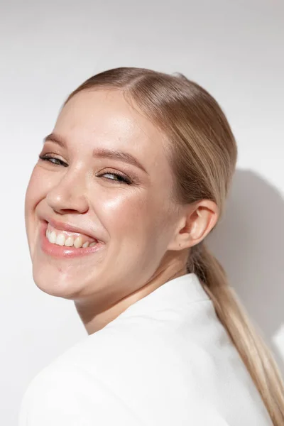 Følelsesmessige Portretter Vakker Jente Med Sminke Naturlig Hud – stockfoto