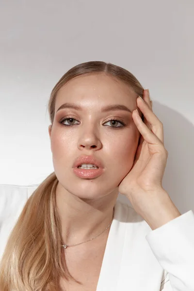 Känslomässiga Porträtt Vacker Flicka Med Makeup Och Naturlig Hud — Stockfoto
