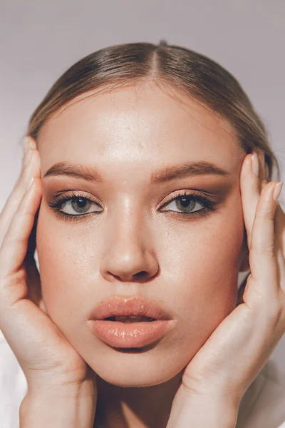 Emosional Potret Seorang Gadis Cantik Dengan Makeup Dan Kulit Alami — Stok Foto