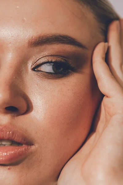 Emosional Potret Seorang Gadis Cantik Dengan Makeup Dan Kulit Alami — Stok Foto