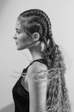 Sanat saç stili bir kızın güzel portresi.