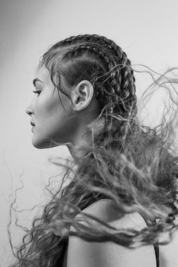 Sanat saç stili bir kızın güzel portresi.