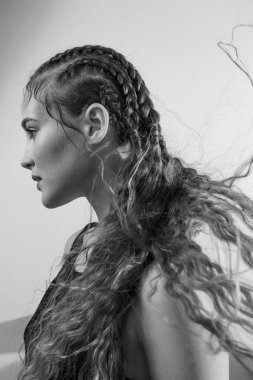 Sanat saç stili bir kızın güzel portresi.