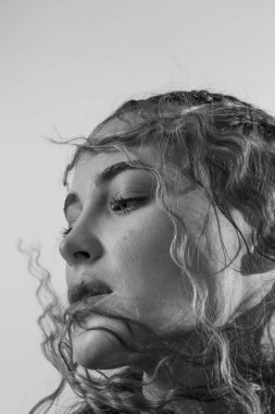 Sanat saç stili bir kızın güzel portresi.