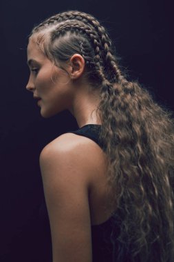 Sanat saç stili bir kızın güzel portresi.