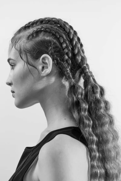 Belo Retrato Uma Menina Com Penteado Arte — Fotografia de Stock