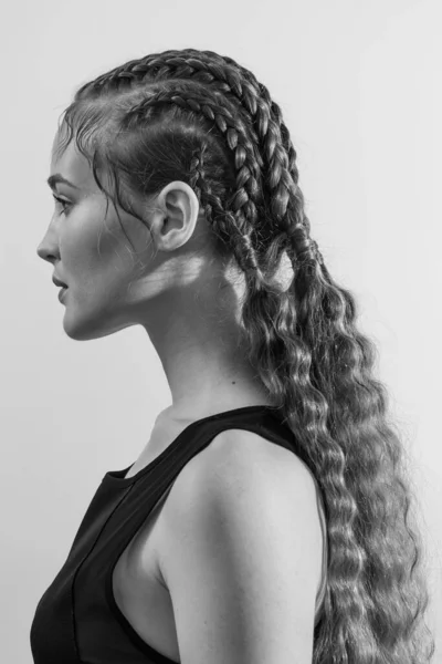 Potret Indah Seorang Gadis Dengan Gaya Rambut Seni — Stok Foto
