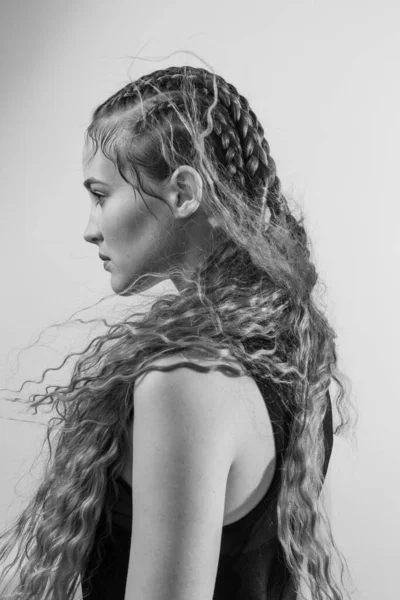 Hermoso Retrato Una Chica Con Peinado Arte — Foto de Stock