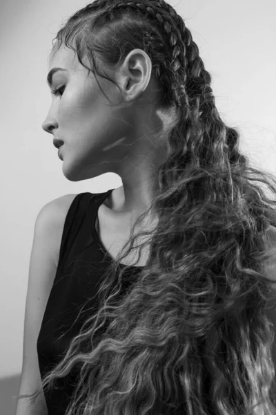 Sanat Saç Stili Bir Kızın Güzel Portresi — Stok fotoğraf