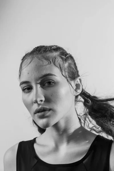 Belo Retrato Uma Menina Com Penteado Arte — Fotografia de Stock