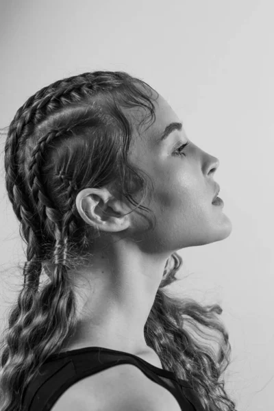 Belo Retrato Uma Menina Com Penteado Arte — Fotografia de Stock