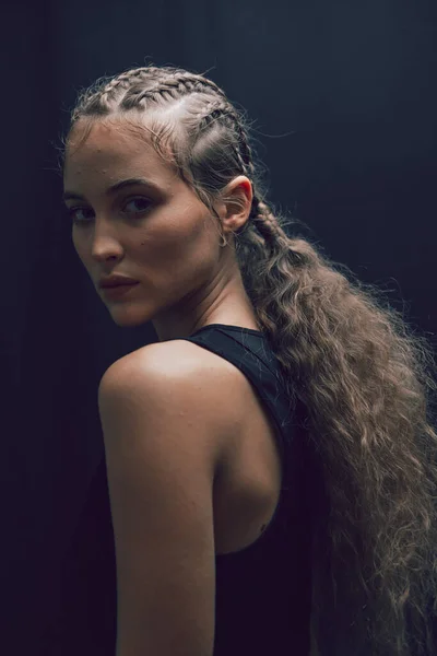 Hermoso Retrato Una Chica Con Peinado Arte —  Fotos de Stock