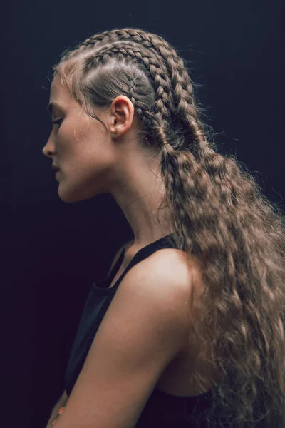 Belo Retrato Uma Menina Com Penteado Arte — Fotografia de Stock