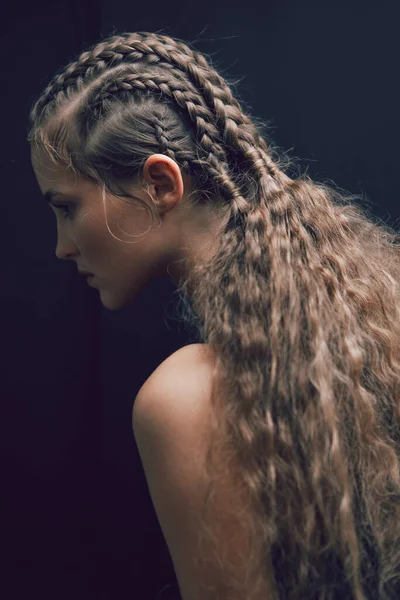 Potret Indah Seorang Gadis Dengan Gaya Rambut Seni — Stok Foto