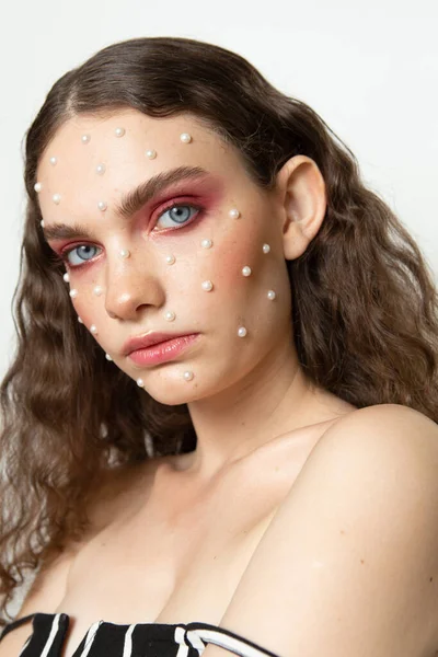 Retrato Beleza Uma Menina Bonita Com Uma Aparência Incomum Maquiagem — Fotografia de Stock