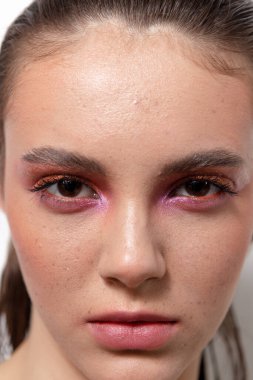 Parlak makyajlı güzel bir kızın büyük güzel portresi.