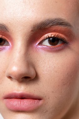 Parlak makyajlı güzel bir kızın büyük güzel portresi.