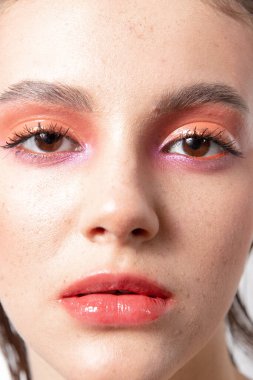 Parlak makyajlı güzel bir kızın büyük güzel portresi.