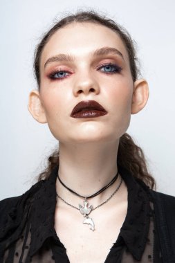 Güzel ve alışılmadık makyajlı bir kızın portresi.