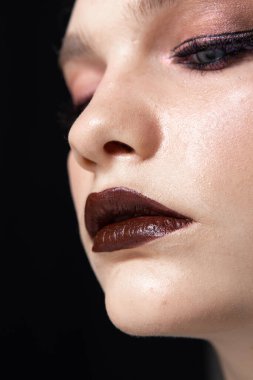 Güzel ve alışılmadık makyajlı bir kızın portresi.