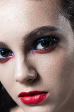 Kırmızı Dudaklı Yaratıcı Güzellik Portresi ve Siyah Arkaplanda Mavi Gözler 