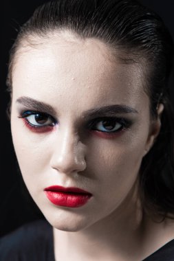 Kırmızı Dudaklı Yaratıcı Güzellik Portresi ve Siyah Arkaplanda Mavi Gözler 
