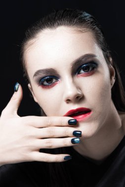 Kırmızı Dudaklı Yaratıcı Güzellik Portresi ve Siyah Arkaplanda Mavi Gözler 
