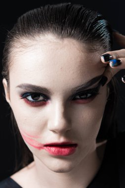 Kırmızı Dudaklı Yaratıcı Güzellik Portresi ve Siyah Arkaplanda Mavi Gözler 