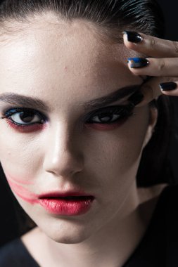 Kırmızı Dudaklı Yaratıcı Güzellik Portresi ve Siyah Arkaplanda Mavi Gözler 