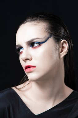 Kırmızı Dudaklı Yaratıcı Güzellik Portresi ve Siyah Arkaplanda Mavi Gözler 